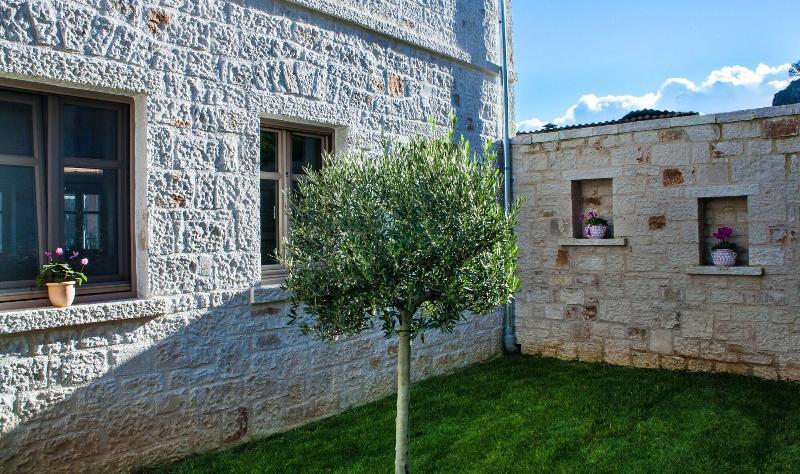 Haones Suites Ioannina Bagian luar foto